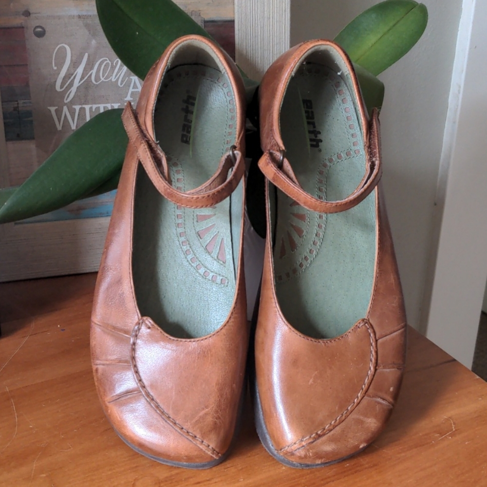 Earth Simplista Almond Mary Jane Flats 7.5 B